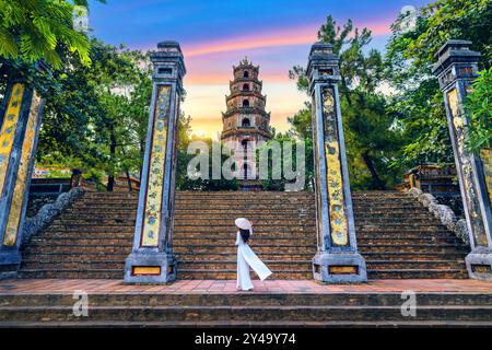 Touristen besuchen die Thien Mu Pagode, Hue in Vietnam. Übersetzung: 'Thien Mu Tempel'. Stockfoto