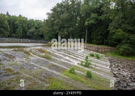 Rozmberk, Tschechische Republik. September 2024. Sicherheitsüberlauf des Rozmberk-Teiches in Rozmberk, Tschechische Republik, 17. September 2024. Die Kapazität des Teichs, der nach extremen Regenfällen gefüllt wurde. Quelle: Vaclav Pancer/CTK Photo/Alamy Live News Stockfoto