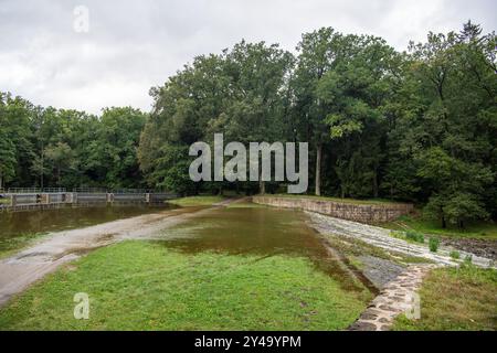 Rozmberk, Tschechische Republik. September 2024. Sicherheitsüberlauf des Rozmberk-Teiches in Rozmberk, Tschechische Republik, 17. September 2024. Die Kapazität des Teichs, der nach extremen Regenfällen gefüllt wurde. Quelle: Vaclav Pancer/CTK Photo/Alamy Live News Stockfoto