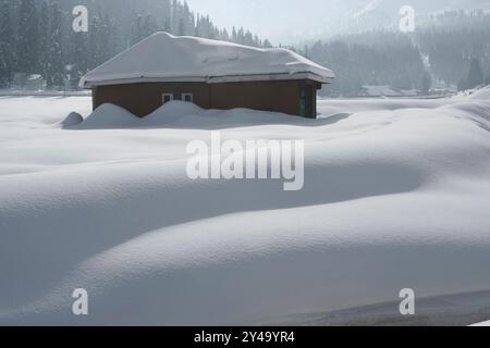 Gulmarg, Jammu und Kaschmir / Indien - 19. Dezember 2019 : Blick auf die schneebedeckte kleine Hütte in Gulmarg, Jammu und Kaschmir. Stockfoto