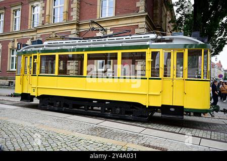 Historische Straßenbahn Triebwagen Nr. 23, Baujahr: 1928, Hersteller: WUMAG Görlitz, auf der Ausstellungsmeile rund um Forschung und Praxis zur Zukunft der Mobilität anlässlich der Europäischen Mobilitätswoche auf dem Postplatz. Görlitz, 16.09.2024 *** historische Straßenbahn Nr. 23, Baujahr 1928, Hersteller WUMAG Görlitz, auf der Ausstellungsmeile rund um Forschung und Praxis zur Zukunft der Mobilität anlässlich der Europäischen Mobilitätswoche am Postplatz Görlitz, 16 09 2024 Foto:XM.xWehnertx/xFuturexImagex mobilitatswoche 4910 Stockfoto