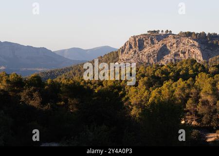 Landschaft mit dem Gipfel, auf dem sich die archäologische Stätte der iberischen Siedlung El Puig de Alcoy aus La Sarga, Spanien befindet Stockfoto