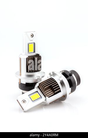 LED-Autolampe für den Hauptscheinwerfer moderne Technologie. Selektiver Fokus mit geringer Schärfentiefe. Stockfoto