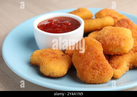 Leckere Chicken Nuggets mit Chili-Sauce auf dem Tisch, Nahaufnahme Stockfoto