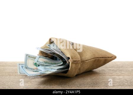 Dollar-Banknoten in der Tasche auf Holztisch vor weißem Hintergrund Stockfoto