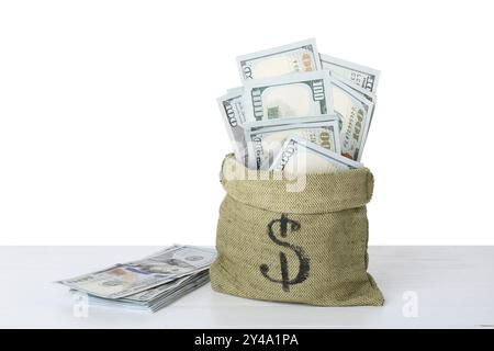 Dollar-Banknoten in der Tasche auf dem Tisch vor weißem Hintergrund Stockfoto