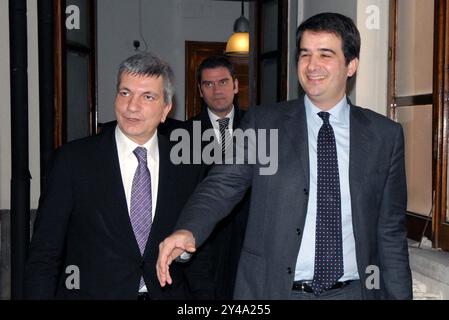 FOTOARCHIV - BARI - TREFFEN IN DER REGION APULIEN ZWISCHEN DEM PRÄSIDENTEN DER REGION APULIEN NICHI VENDOLA UND DEM MINISTER FÜR REGIONALE ANGELEGENHEITEN RAFFAELE FITTO, UM ÜBER DIE UMSETZUNG DES PLANS FÜR DEN SÜDEN ZU SPRECHEN (BARI - 21.02.2011, Saverio de Giglio/Fotogramma) ps das Foto kann in Übereinstimmung mit dem Kontext, in dem es aufgenommen wurde, und ohne diffamierende Absicht des Dekorums der repräsentierten Personen verwendet werden Stockfoto