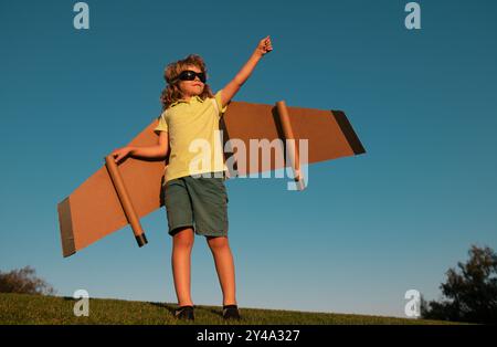 Kinder-Superheld mit Jetpack. Junge Pilot gegen einen blauen Himmel. Am Sommertag spielt ein Pilot für Kinder. Erfolg, Leader und Sieger Konzept. Fantasie und Freiheit. Stockfoto
