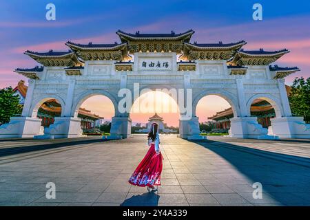 Asiatische Frau in chinesischer Kleidung traditioneller Spaziergang in der Archway of Chiang Kai Shek Memorial Hall in Taipei, Taiwan. Übersetzung: 'Liberty Square'. Stockfoto