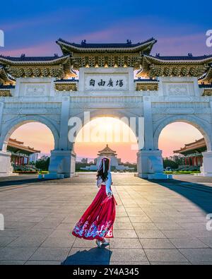 Asiatische Frau in chinesischer Kleidung traditioneller Spaziergang in der Archway of Chiang Kai Shek Memorial Hall in Taipei, Taiwan. Übersetzung: 'Liberty Square'. Stockfoto