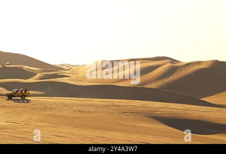 Dünen-Buggy in der riesigen Wüste von Huacachina mit einer Gruppe von Menschen genießen Sandboarding, Ica Region, Peru, Südamerika Stockfoto