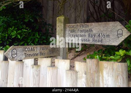 Hölzerner Wegweiser zum Coast Path zur Trevone Bay & Treyarnon Bay in the Beach at Harlyn Bay am Southwest Coastal Path, Cornwall, England, Großbritannien. Stockfoto