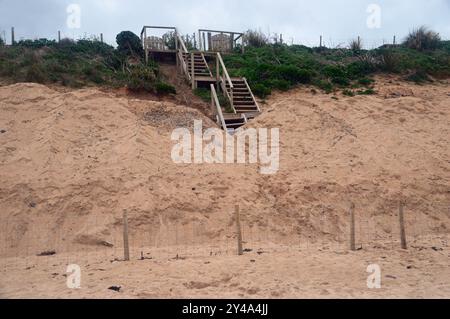 Sand Dunes Blockieren Sie die Holzstufen zum Strand in Harlyn Bay am Southwest Coastal Path, Cornwall, England, Großbritannien. Stockfoto