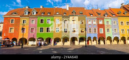 Mietshäuser auf dem Alten Marktplatz in Posen (Polnisch: Poznań), bunte Bauhäuser, horizontales Panorama - aufgenommen mit einer Nikon Spiegelreflexkamera Stockfoto