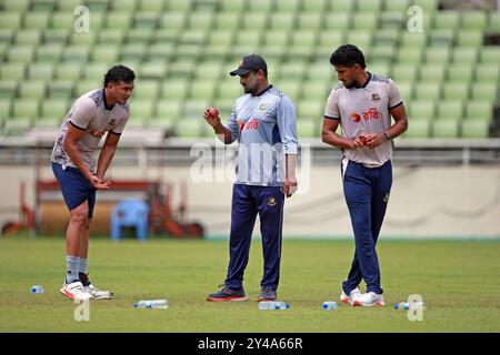 (Von links) Pacer Taskin Ahmed, der lokale Bowlingtrainer Tarek Aziz und Sayed Khaled Ahmed während der Bangladesch Test Squad Training Session bei SBNCS Under Stockfoto