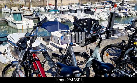 Fahrräder und Sportboote, La Flotte, Insel Ré, Deux-Sèvres, Frankreich Stockfoto