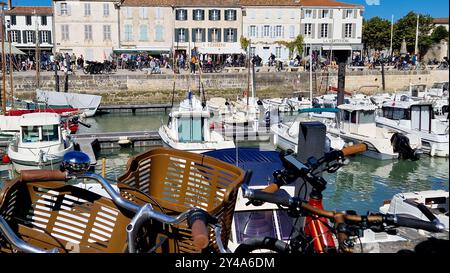 Fahrräder und Sportboote, La Flotte, Insel Ré, Deux-Sèvres, Frankreich Stockfoto