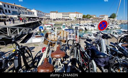 Fahrräder und Sportboote, La Flotte, Insel Ré, Deux-Sèvres, Frankreich Stockfoto