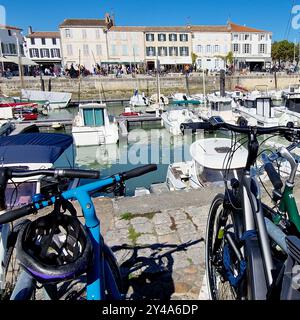 Fahrräder und Sportboote, La Flotte, Insel Ré, Deux-Sèvres, Frankreich Stockfoto