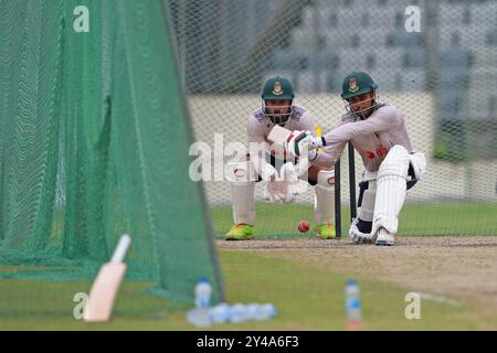 (Von links) Wicketkeeper Litton Kumar das und Mehidy Hasan Miraz während der Bangladesch Test Squad Training Session im SBNCS unter den lokalen Trainern Ah Stockfoto