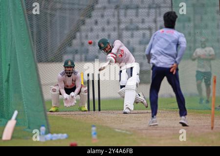 (Von links) Wicketkeeper Litton Kumar das und Mehidy Hasan Miraz während der Bangladesch Test Squad Training Session im SBNCS unter den lokalen Trainern Ah Stockfoto