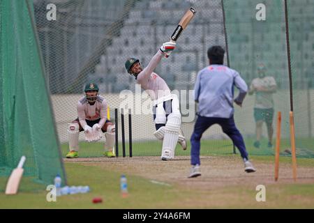 (Von links) Wicketkeeper Litton Kumar das und Mehidy Hasan Miraz während der Bangladesch Test Squad Training Session im SBNCS unter den lokalen Trainern Ah Stockfoto