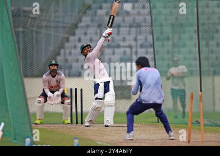 (Von links) Wicketkeeper Litton Kumar das und Mehidy Hasan Miraz während der Bangladesch Test Squad Training Session im SBNCS unter den lokalen Trainern Ah Stockfoto