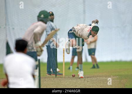 Pacer Nahid Rana (L) Bowl während des Bangladesh Test Squad Training im SBNCS unter den lokalen Trainern vor den beiden Match Test Series gegen in Stockfoto