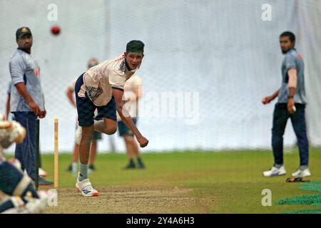 Pacer Nahid Rana (M) Bowl während des Bangladesch Test Squad Training im SBNCS unter den lokalen Trainern vor den beiden Match Test Series gegen in Stockfoto