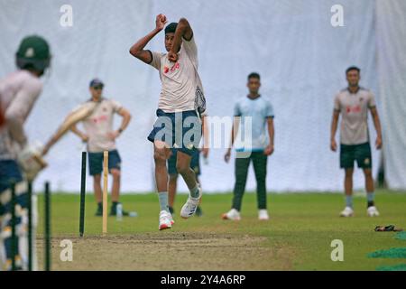 Pacer Nahid Rana (M) Bowl während des Bangladesch Test Squad Training im SBNCS unter den lokalen Trainern vor den beiden Match Test Series gegen in Stockfoto