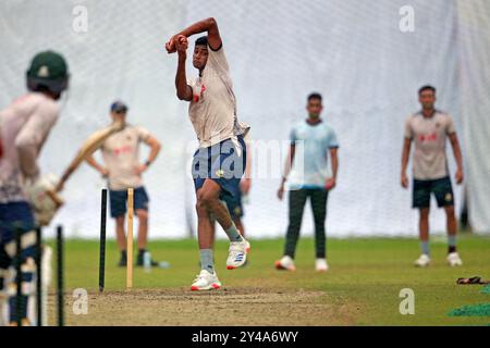 Pacer Nahid Rana (M) Bowl während des Bangladesch Test Squad Training im SBNCS unter den lokalen Trainern vor den beiden Match Test Series gegen in Stockfoto