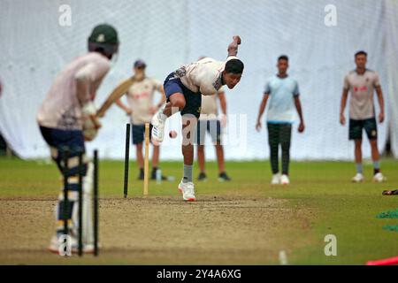 Pacer Nahid Rana (M) Bowl während des Bangladesch Test Squad Training im SBNCS unter den lokalen Trainern vor den beiden Match Test Series gegen in Stockfoto