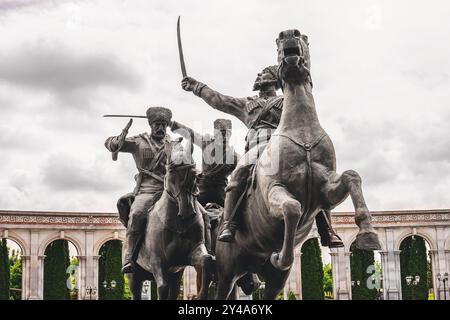 Nazran, Inguschetien, RUSSLAND - 12. MAI 2024: Ein Reiterdenkmal für das Inguschi-Regiment der Wilden Division, das Teil des Russischen Reiches war Stockfoto