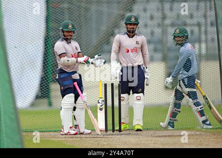 (Von links) Eröffnungsbatter Zakir Hasan, Wicketkeeper-Batter Litton Kumar das und Mominul Haque während der Bangladesch Test Squad-Übungseinheit im SBNCS Stockfoto