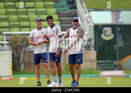 (Von links) Batting Coach David Hamp, Nahid Rana und Bowlingtrainer Andre Adams scheren den Moment während der Bangladesch Test Squad Übungseinheit im SB Stockfoto