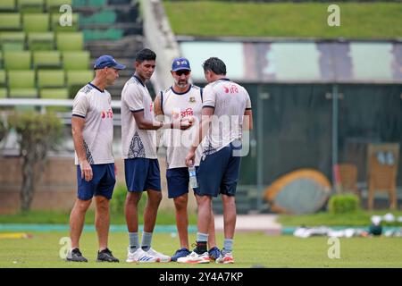 (Von links) Schlagtrainer David Hamp, Nahid Rana, Bowlingtrainer Andre Adams und Taskin Ahmed Scherlichter im Bangladesch Test Squad Training Stockfoto