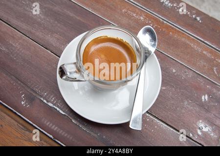 Tasse Espresso Kaffee auf hölzernen Tisch Stockfoto