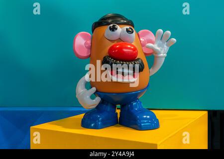 Schaufenster, Mr. Potato Head, Kinderspielzeug, Foto von einem öffentlichen Bürgersteig durch Schaufenster Stockfoto