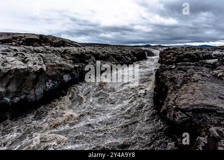 Blick auf den Mount Herdubreid auf der F88 Straße, die zum Vulkan Askja mit der Hütte des Parkwächter und den Wasserfällen am Jokulsa River bei Fjollum ne führt Stockfoto