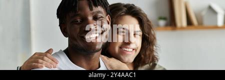 Zwei lächelnde Partner teilen einen warmen Moment und feiern zu Hause Liebe und Verbundenheit. Stockfoto