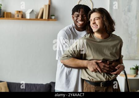 Ein liebevolles schwules Paar umarmt sich herzlich und genießt ihre gemeinsame Zeit zu Hause. Stockfoto