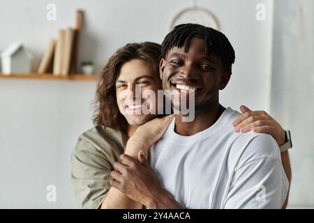 Ein liebevolles Paar umarmt sich zu Hause herzlich und teilt ein Lächeln und die Verbindung in ihrem gemütlichen Raum. Stockfoto