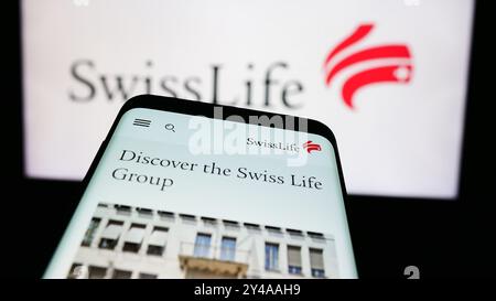 Deutschland. August 2024. In dieser Fotoabbildung ist ein Mobiltelefon mit der Webseite der Versicherungsgesellschaft Swiss Life Holding AG vor dem Firmenlogo zu sehen. (Credit Image: © Timon Schneider/SOPA Images via ZUMA Press Wire) NUR REDAKTIONELLE VERWENDUNG! Nicht für kommerzielle ZWECKE! Stockfoto