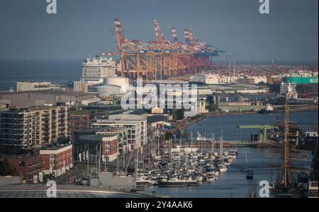 Bremerhaven, Deutschland. September 2024. Schiffe und Containerbrücken sind an einem sonnigen Morgen vom Radarturm in Bremerhaven aus zu sehen. Der heutige Richtfunkturm ist mehr als 100 Meter hoch und bietet von einer Aussichtsplattform aus einen Blick auf die Stadt Bremerhaven und die Wesermündung. Quelle: Focke Strangmann/dpa/Alamy Live News Stockfoto