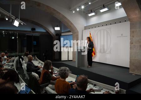 Barcelona, Spanien. September 2024. Pressekonferenz der Generalitat, auf der sie erklärten, dass die Regierung der Generalitat das umstrittene Windturbinenprojekt an der Costa Brava im Meer fortsetzen wird, was die Sicht von der Küste aus beeinträchtigt. Rueda de prensa de la Generalitat donde han explizado que el gobierno de la Generalitat seguirá adelante con el polémico proyecto de aerogeneradores en la Costa Brava, dentro del mar, afectando la vista desde la costa. Im Bild: Silvia Paneque Dienstag, 17. September 2024 (Foto: Eric Renom/LaPresse) Credit: LaPresse/Alamy Live News Stockfoto