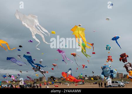 St Annes, Lancashire/Vereinigtes Königreich - 14. September 2024: St. Annes Kite Festival. Die farbenfrohen Drachen erfüllen den Himmel, während die Strandbesucher es genießen Stockfoto