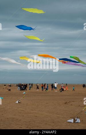 St Annes, Lancashire/Vereinigtes Königreich - 14. September 2024: St. Annes Kite Festival. Die farbenfrohen Drachen erfüllen den Himmel, während die Strandbesucher es genießen Stockfoto