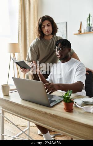 Zwei Partner führen an ihrem gemütlichen Arbeitsplatz zu Hause ein sinnvolles Gespräch, lächeln und verbinden sich. Stockfoto