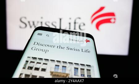 Deutschland. August 2024. In dieser Fotoabbildung ist ein Mobiltelefon mit der Webseite der Versicherungsgesellschaft Swiss Life Holding AG vor dem Firmenlogo zu sehen. (Foto von Timon Schneider/SOPA Images/SIPA USA) *** ausschließlich für redaktionelle Nachrichten *** Credit: SIPA USA/Alamy Live News Stockfoto