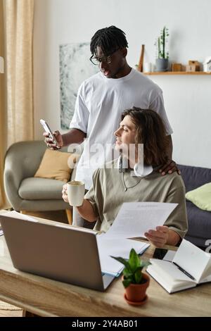 Zwei Partner verbringen einen warmen Moment zu Hause, während sie an ihren täglichen Aktivitäten teilnehmen. Stockfoto